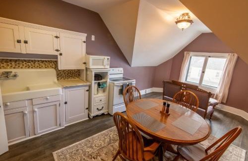 Helena Apartment | Pope House - Hist. Mansion - The Green Suite