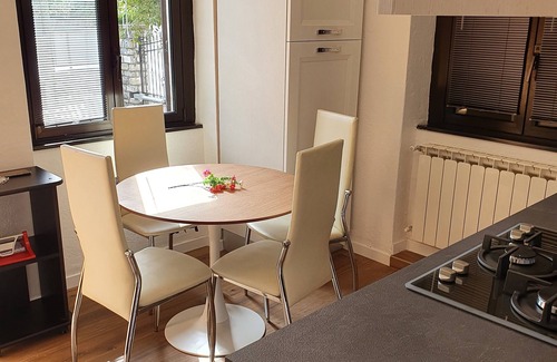 Cima Apartment | Porlezza: appartamento in villa - 4/5 personsHouse with garden