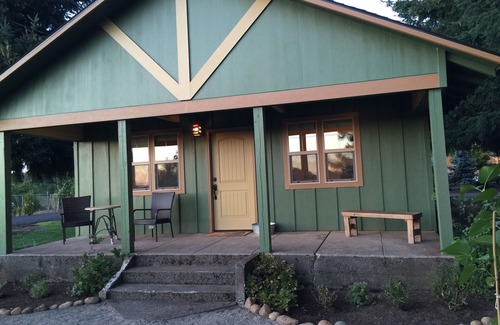 Canby Cottage | Portland Oasis! Close in country renovated cottage with Exc WIFI