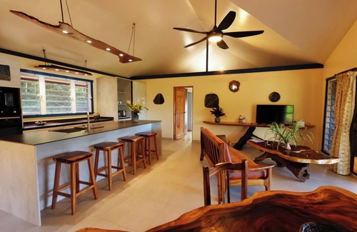 Huahine House | Potter's House TsukamotonAn artist house with a beautiful view in the lagoon n