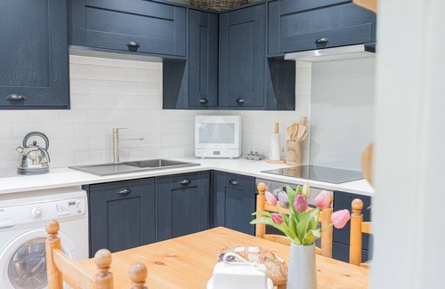 Broughton Mills Cottage | Potter's Wheel - sleeps 4, private lake access, dog friendly and parking