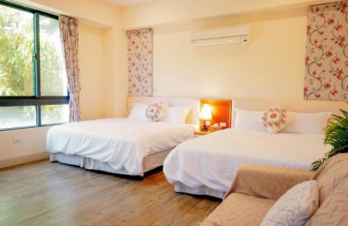 Jiji House | Pottery Flower B&B