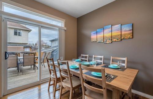 Sylvan Lake House | Prairie Oasis I Sleeps 16 l BBQ & Patio l Smart TV