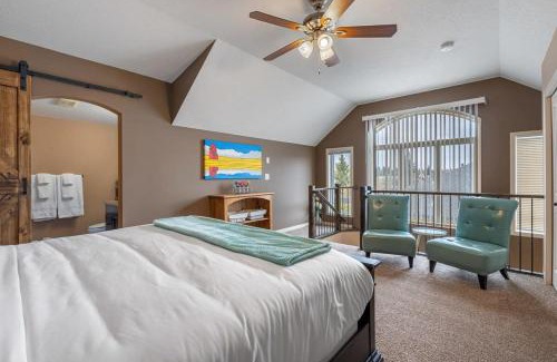 Sylvan Lake House | Prairie Oasis I Sleeps 16 l BBQ & Patio l Smart TV