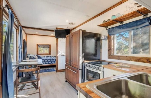 Larkspur House | Prairie Retreat|Mountain Getaway Tiny Home|Grill