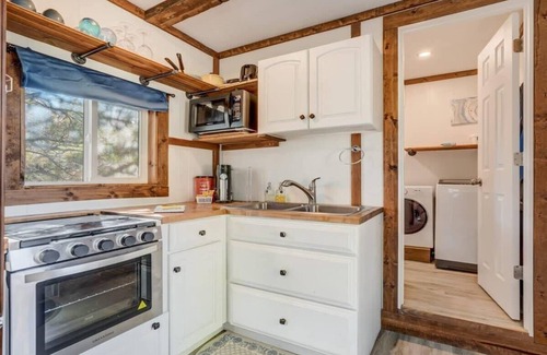 Larkspur House | Prairie Retreat|Mountain Getaway Tiny Home|Grill