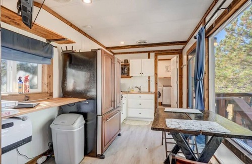 Larkspur House | Prairie Retreat|Mountain Getaway Tiny Home|Grill