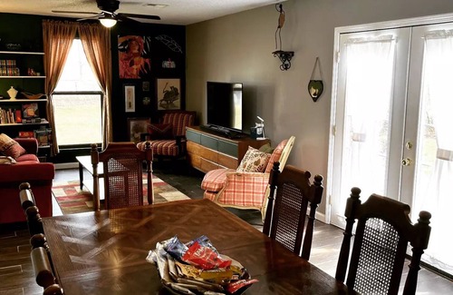 Jenks House | Premier location. Oklahoma Aquarium, Spirit Casino, Tulsa Premier Outlets