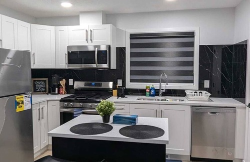 Southwest Edmonton House | President's Choice: Guest Garage Suite