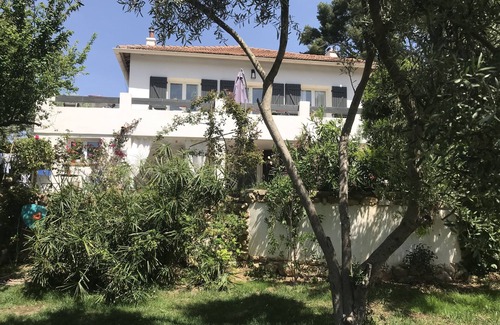 Allauch House | Pretty dependent room in house with garden