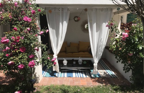 Allauch House | Pretty dependent room in house with garden