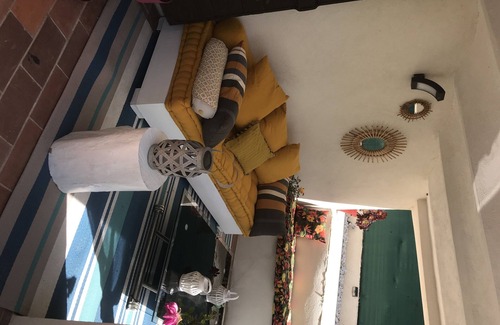 Allauch House | Pretty dependent room in house with garden