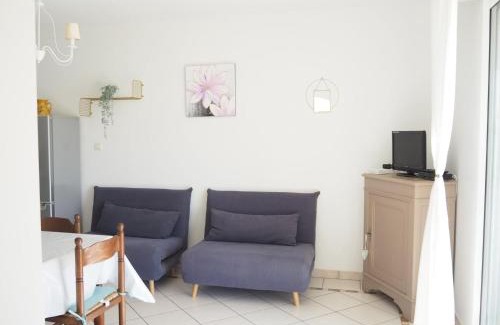 L'Isle-sur-la-Sorgue House | Pretty holiday home with shared pool, L'Isle-sur-la-Sorgue