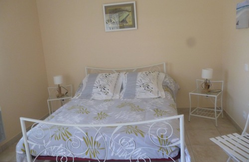 Taussat House | Pretty independent bedroom