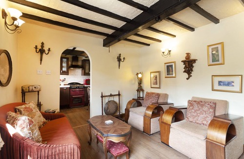 Bingham Cottage | Pretty Period Cottage in small Market town of Bingham, Nottingham area