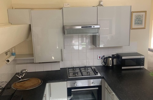 Cowbridge House | Pretty stone cottage near the village of Pendoylan