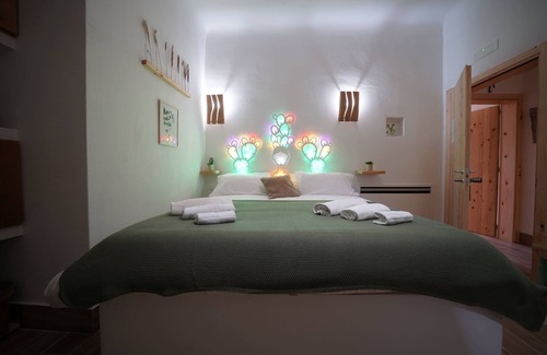 Pulsano Bed & Breakfast | Prickly pear shovel room a symbol of wealth and prosperity