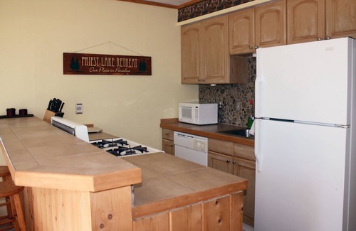 Priest River Cabin | Priest Lake Cozy cottage with modern amenities - winter or summer