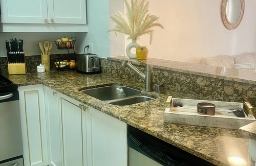 University City Condo | Prime location, 5 minutes to the Beach, UCSD, Hospitals, UTC Mall