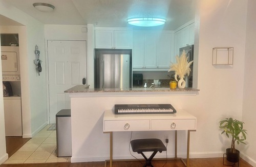 University City Condo | Prime location, 5 minutes to the Beach, UCSD, Hospitals, UTC Mall