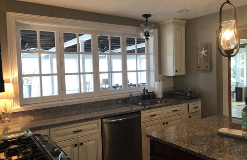 York Beach House | Prime Location, Sleeps 19 with Stunning Views. Ask about annex with +6 guests.