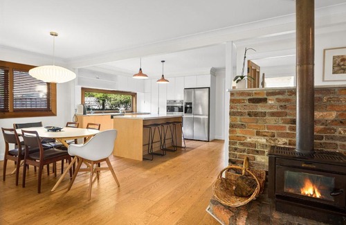 Mittagong House | Pristine 4-Bed Railway Cottage with Studio