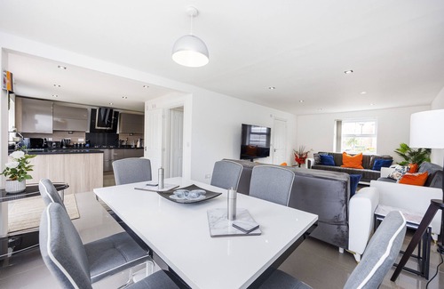 Tatenhill House | *Pristine 5 bedroom 4.5 bathroom* garden & patio*