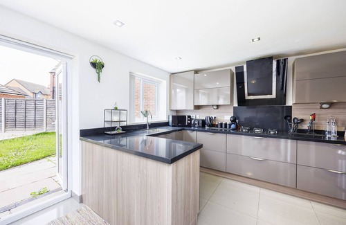 Tatenhill House | *Pristine 5 bedroom 4.5 bathroom* garden & patio*