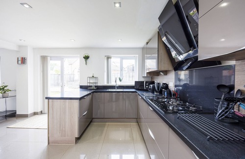 Tatenhill House | *Pristine 5 bedroom 4.5 bathroom* garden & patio*