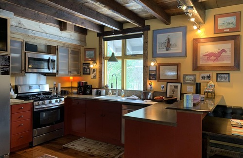 Leicester Cottage | Pristine Custom Cottage, Grand Piano, Massage Studio on Site