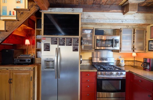 Leicester Cottage | Pristine Custom Cottage, Grand Piano, Massage Studio on Site