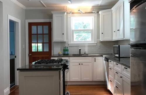 Bellevue Avenue Historic District House | Pristine Home Prime Spot Beach/Town/Cliffwalk! Lead Safe Certificate!