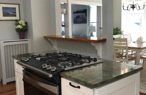 Bellevue Avenue Historic District House | Pristine Home Prime Spot Beach/Town/Cliffwalk! Lead Safe Certificate!