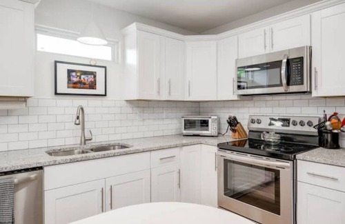 Chestnut House | Pristine, Private, Central, Cozy, Fully-Equipped!