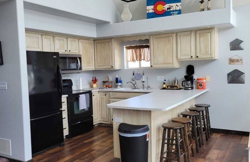 Silver Cliff House | Private 3BD Home with Beautiful Mountain Views on 3 Acres - Foosball, Smart TV