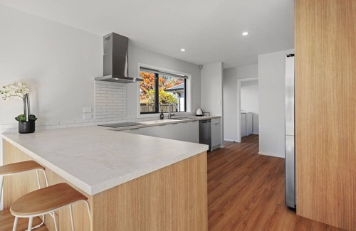 Christchurch House | Private, 4BR, Family-Friendly, Free Parking near Airport