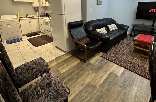 Central Erin Mills House | PRIVATE 5* APARTMENT WITH 1 FREE PARKING - FULLY FURNISHED