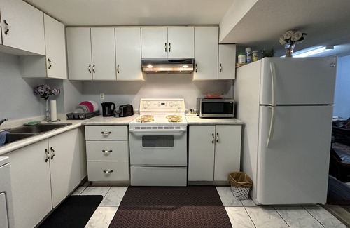 Central Erin Mills House | PRIVATE 5* APARTMENT WITH 1 FREE PARKING - FULLY FURNISHED