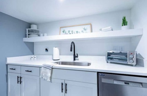 Belvedere Park House | Private and Cozy Guest-suite Near Downtown!