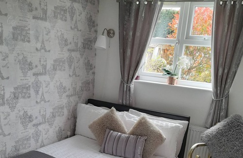 Catshill Bed & Breakfast | Private annex by Lickey Hills