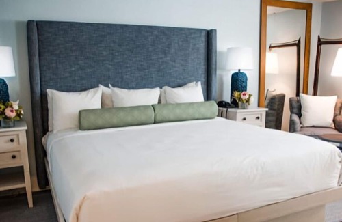 Silver Beach Hotel | Private Beach Access! Onsite Parking, Pets Allowed! Near Woods Hole Aquarium!