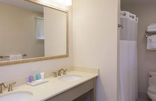 Silver Beach Hotel | Private Beach Access! Onsite Parking, Pets Allowed! Near Woods Hole Aquarium!