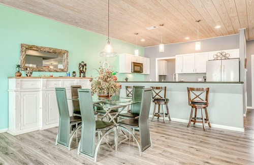 Gilchrist House | Private Beachfront 4BR | Spacious | Sleeps 16