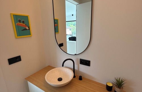 Huldenberg Villa | Private Bed and bathroom in house