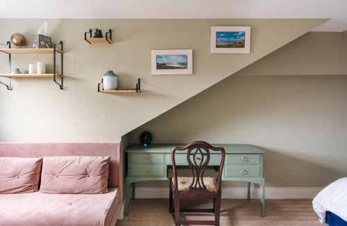 Stroud Green House | Private Comfortable Loft Apt in Superb Period Home