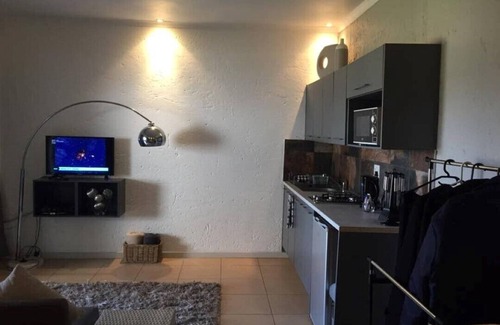 Kempton Park Apartment | Private Contemporary Suite II *Modern Airport Stay