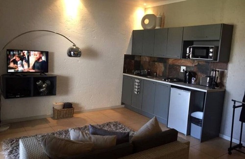 Kempton Park Apartment | Private Contemporary Suite II *Modern Airport Stay