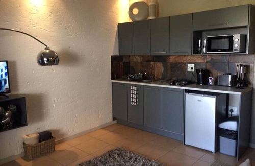 Kempton Park Apartment | Private Contemporary Suite II *Modern Airport Stay