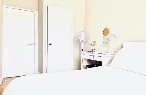 St. James Town House | Private Cozy Room in Downtown Toronto, Steps to Subway & CN Tower