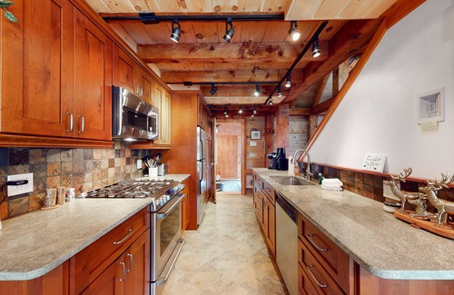 Stratton and Bromley Ski Areas House | Private, Dog-Friendly Estate with Free WiFi, Fireplaces, Washer/Dryer, & Pond